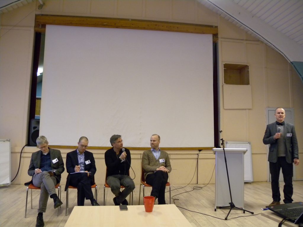 Facilitator på konferencen Martin breum styrede plenum der bestod af oplægsholderne Lars Thostrup, Bugge Daniel Thorbjoern, Anders Stenbakken, og Árni Gunnarsson. 