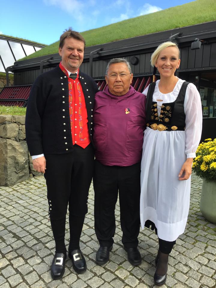 Præsidiet den 11.august foran Nordens Hus i Tórshavn. Fra venstre Bill Justinussen, 2.vicepræsident, Lars-Emil Johansen, præsident, og Unnur Brá Konráðsdóttir, 1.vicepræsident.