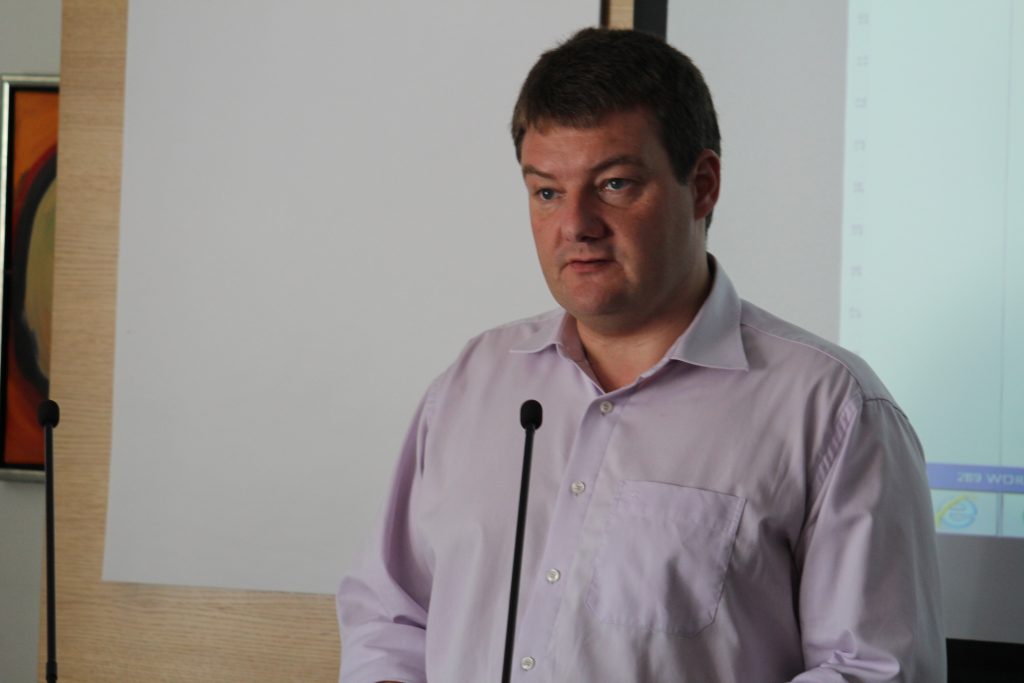 Magni Laksáfoss fra den færøske delegation præsenterede 